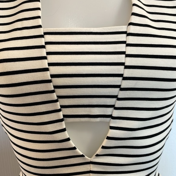 WINDSOR V NECK BLACK AND WHITE STRIPED SOFT KNIT MINI DRESS W/ CUTOUTS JR S - Picture 4 of 12